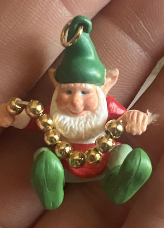 Miniature Stringing Along - Elf (Miniature) ornament collectible [Barcode 070000027680] - Main Image 4