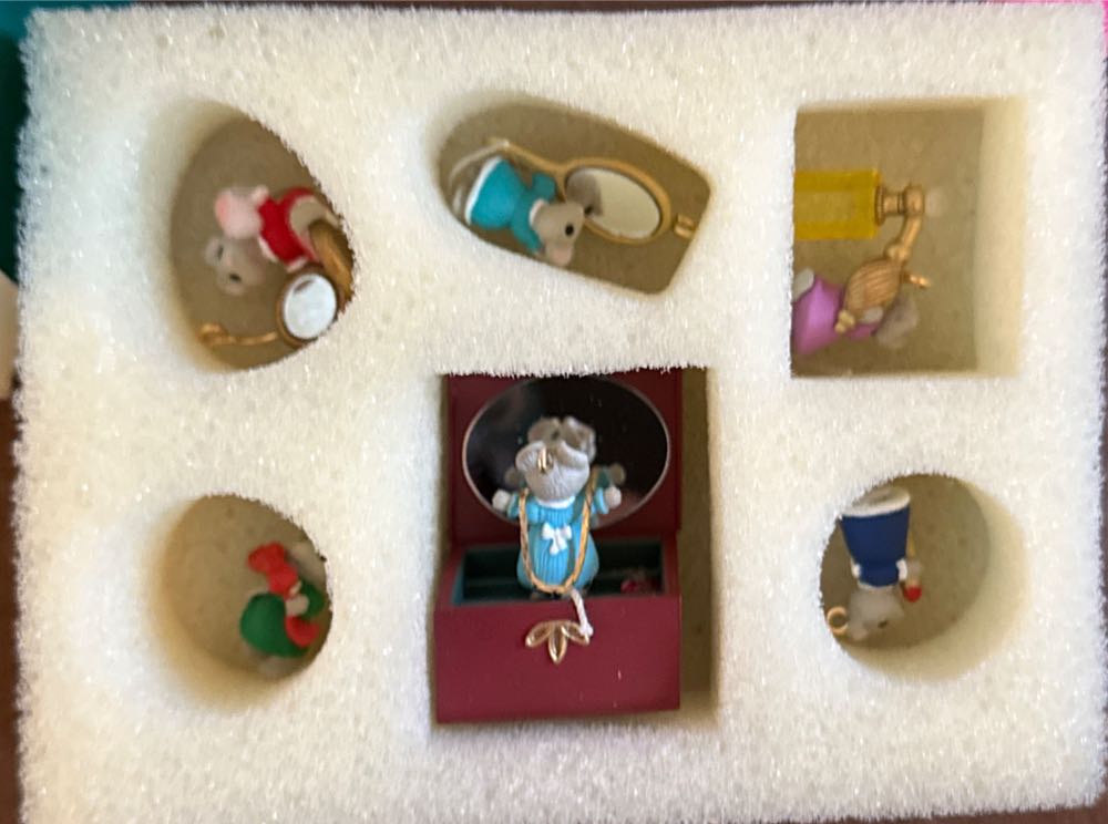 Tiny Treasures - Tender Touches (Miniature) ornament collectible [Barcode 015012213157] - Main Image 3