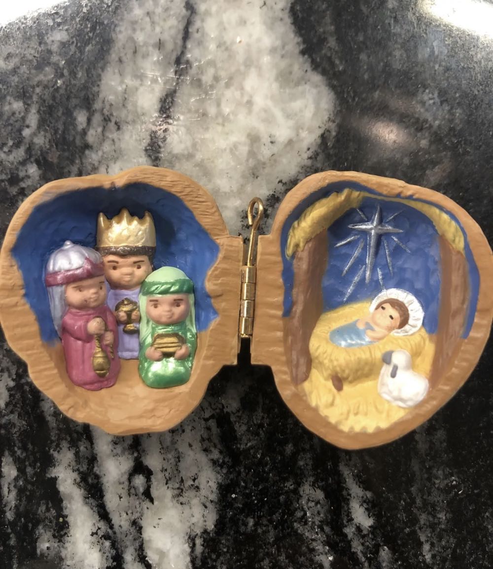 Nutshell Nativity - Nutshell (Nativity) ornament collectible [Barcode 070000027420] - Main Image 3