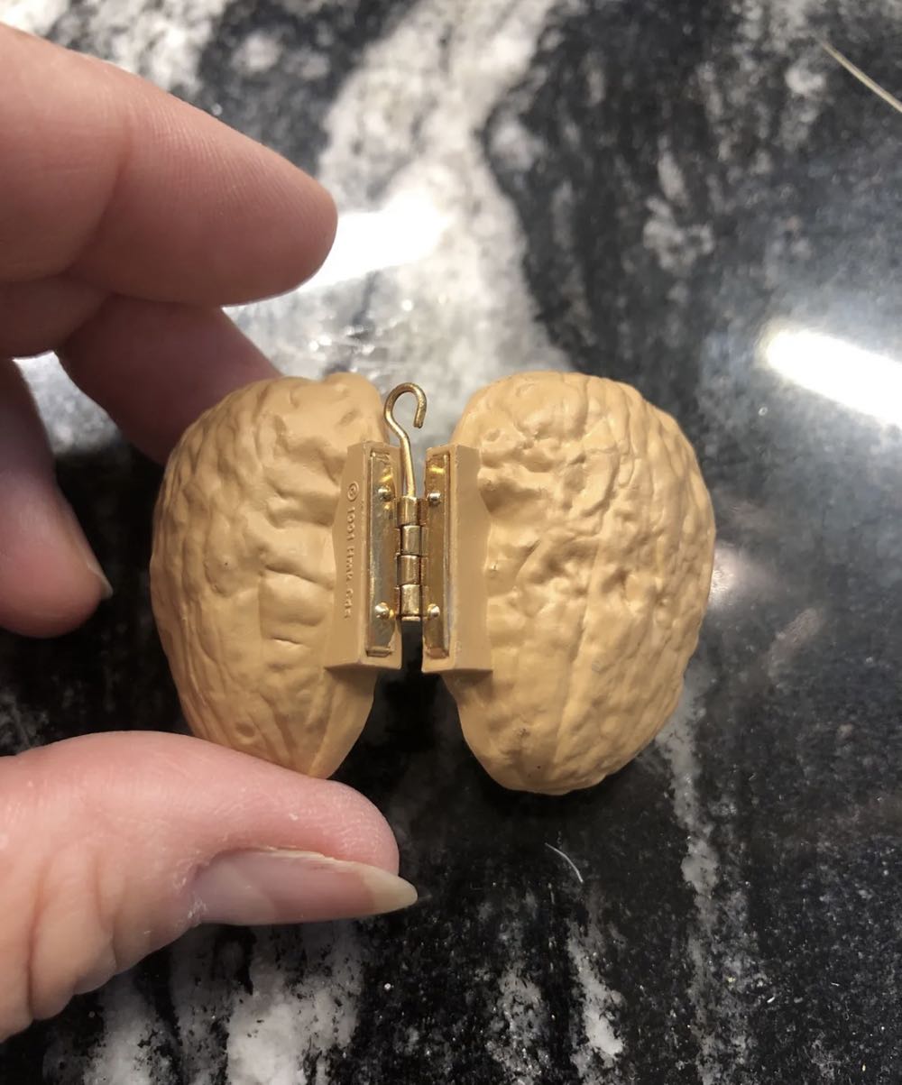 Nutshell Nativity - Nutshell (Nativity) ornament collectible [Barcode 070000027420] - Main Image 4