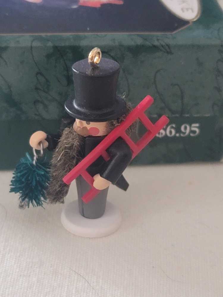 Miniature Nutcracker Guild #6 - Nutcracker Guild (Miniature Nutcracker) ornament collectible [Barcode 015012494051] - Main Image 3