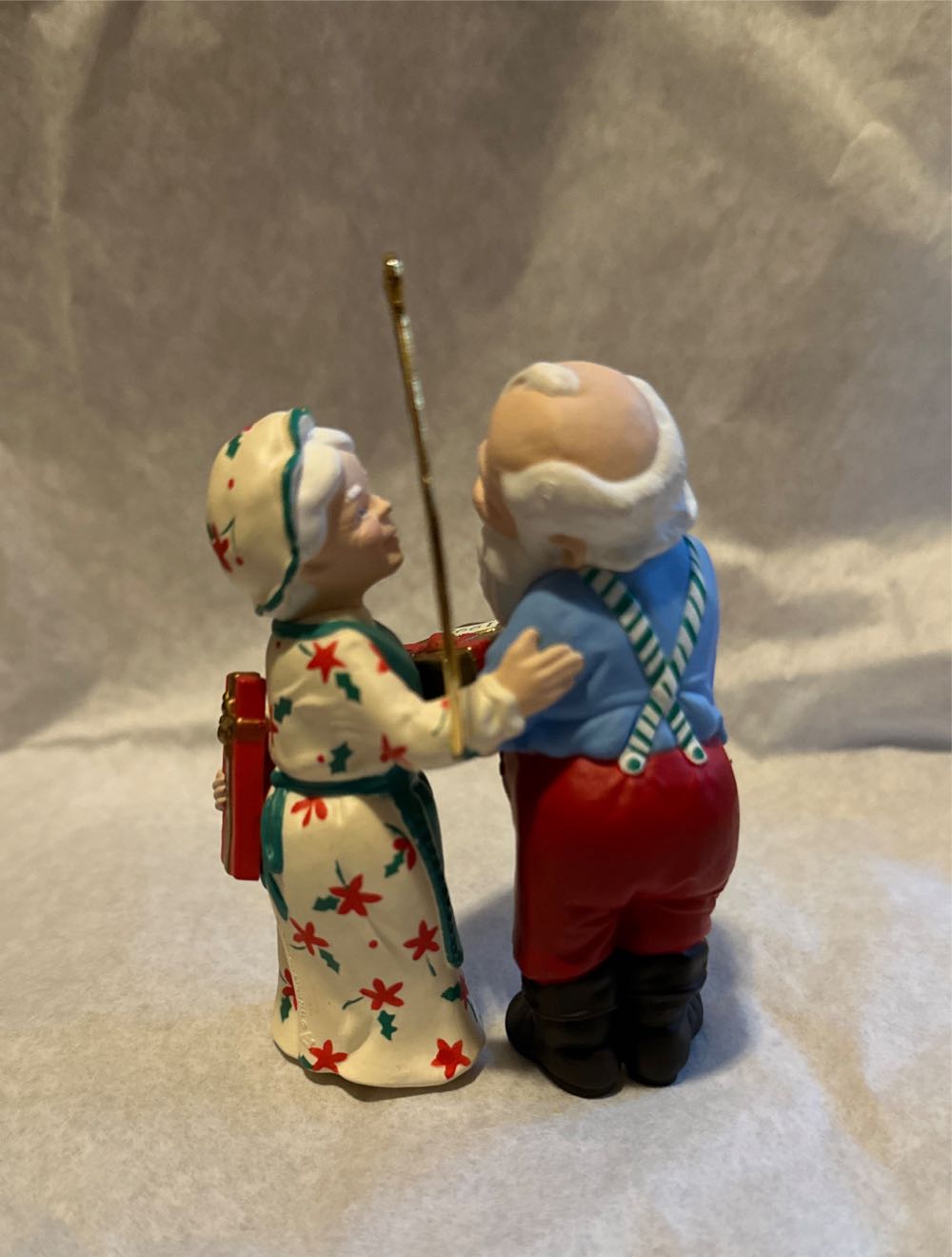 Gift Exchange - Mr. And Mrs. Claus (Mr. and Mrs. Claus) ornament collectible [Barcode 070000027505] - Main Image 4