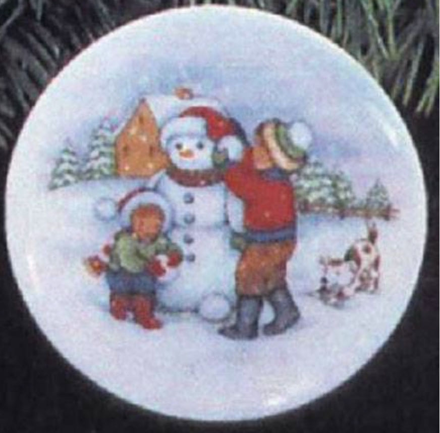 Let It Snow! - Collector’s Plate (Building Snowman) ornament collectible [Barcode 070000027444] - Main Image 1