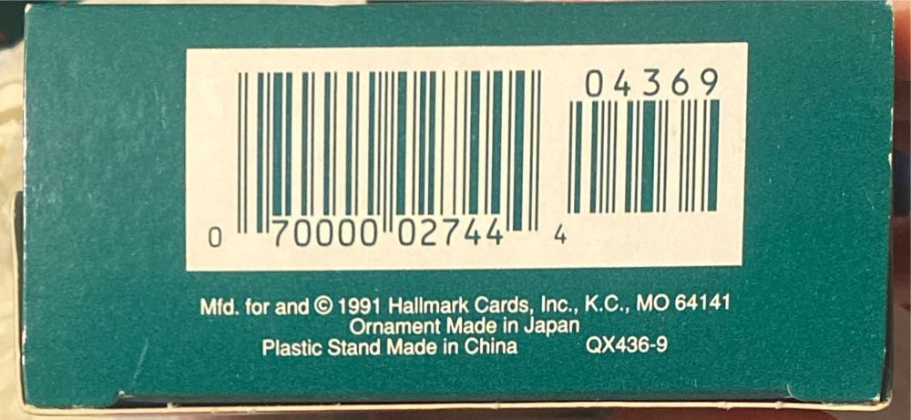 Let It Snow! - Collector’s Plate (Building Snowman) ornament collectible [Barcode 070000027444] - Main Image 4