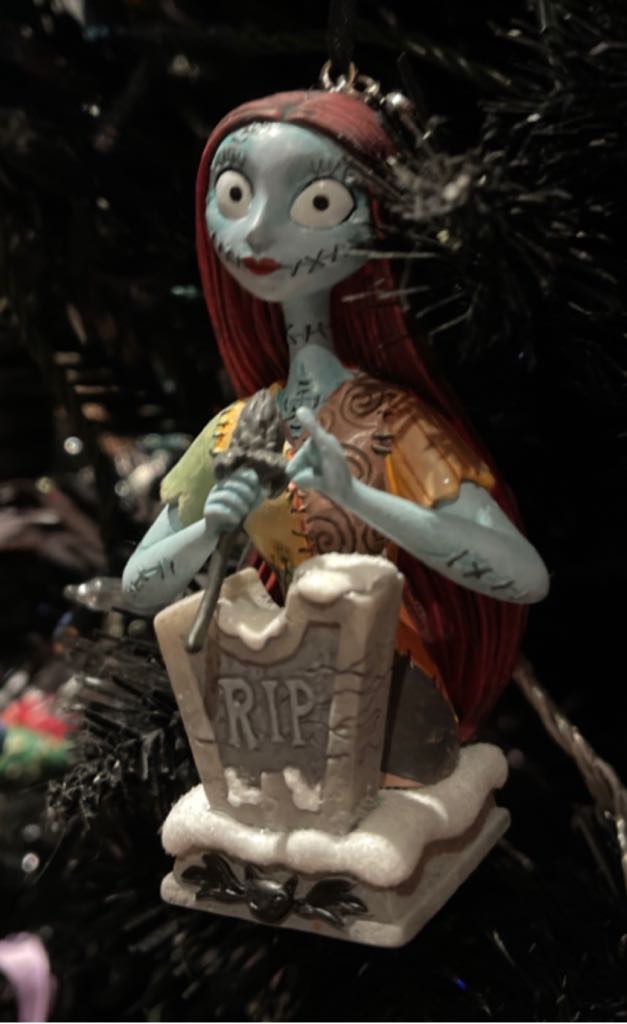 Atlantis Pirate Merman Holding Chest #55-90097