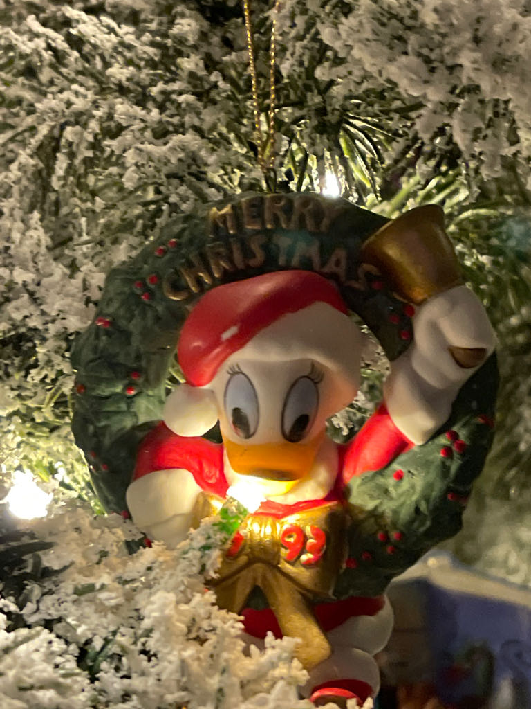Donald Wreath  (Disney Mickey And Friends) ornament collectible - Main Image 1