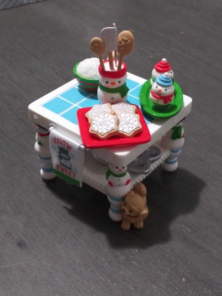 That’s Snow Sweet - KOC Club (Hallmark Keepsake) ornament collectible - Main Image 2