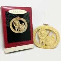 #42905 Feeding Pigeons