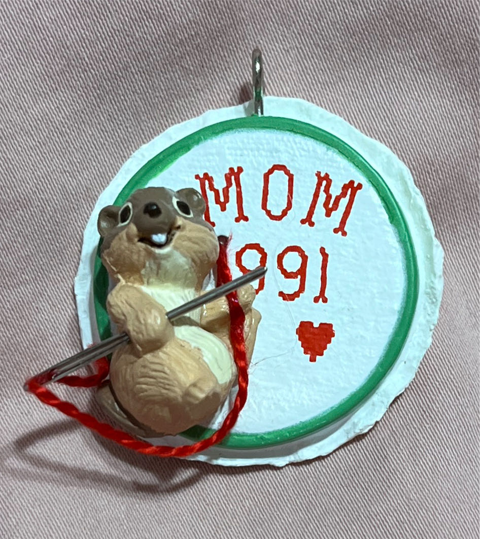 Mom  ornament collectible [Barcode 070000027673] - Main Image 3