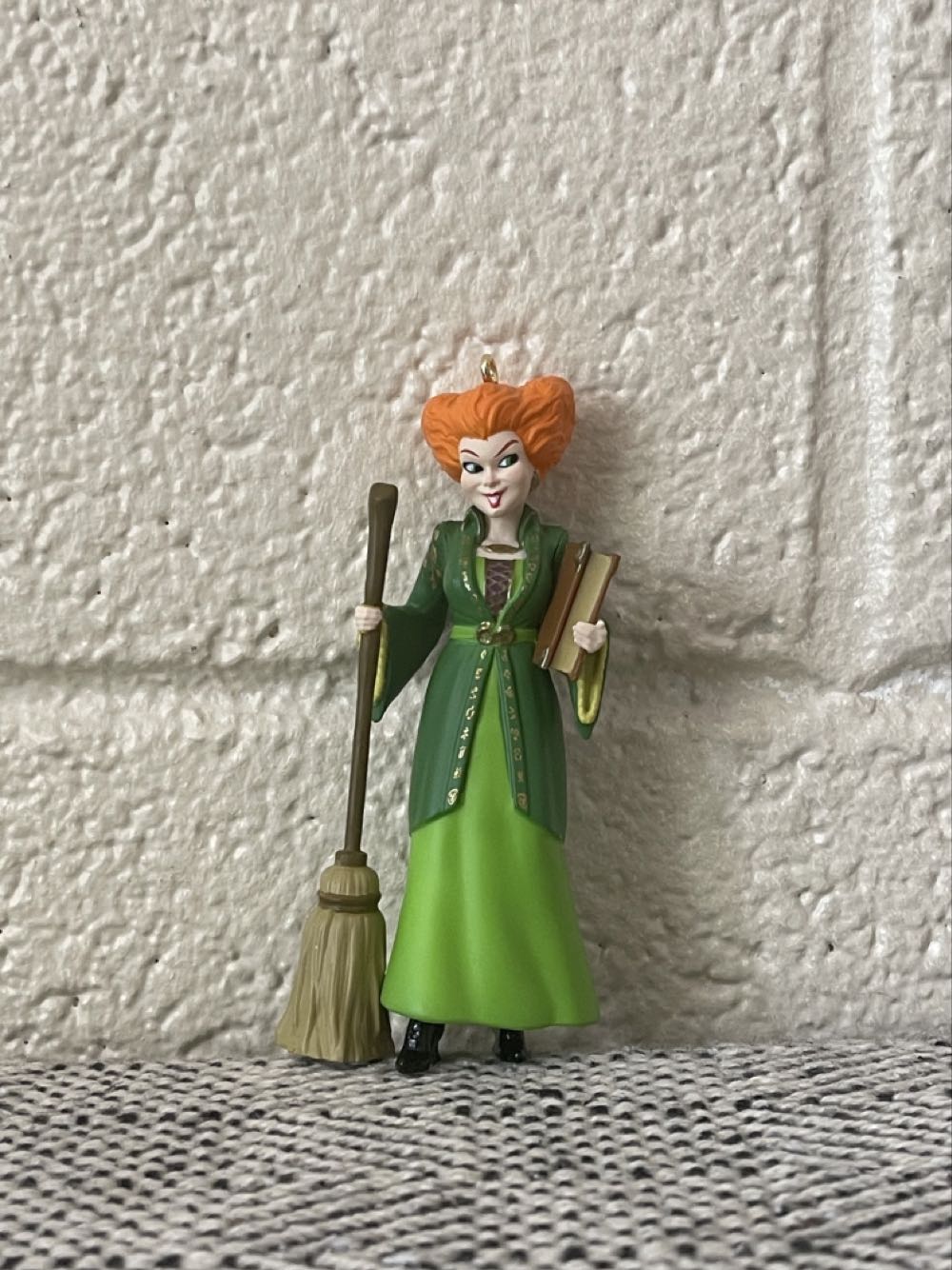 Winifred Sanderson - Disney Hocus Pocus (Disney) ornament collectible [Barcode 763795674381] - Main Image 4