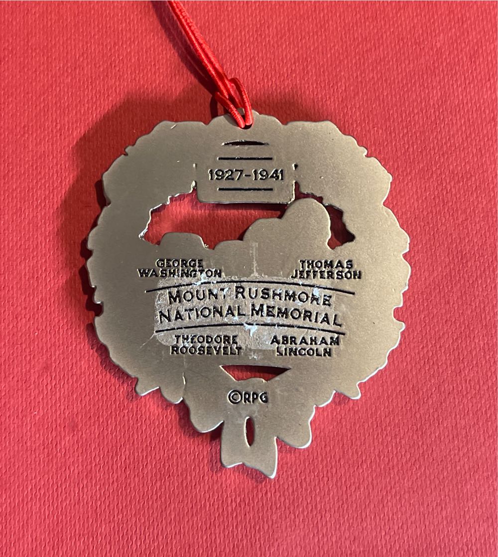 Mount Rushmore  ornament collectible - Main Image 2