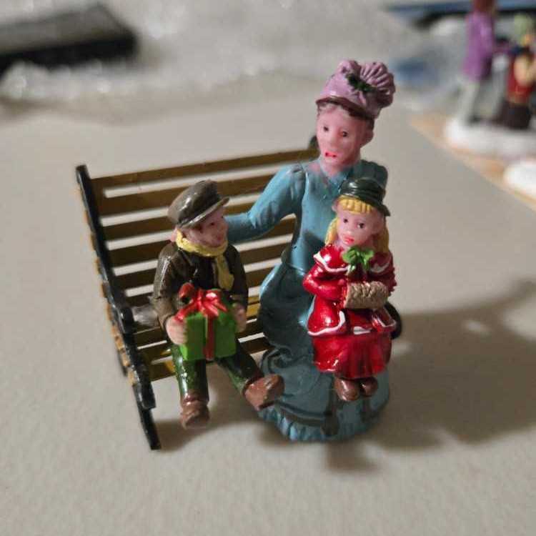 Lemax 82606 - Sitting Together - Caddington Village (Figurine) ornament collectible [Barcode 728162826060] - Main Image 2