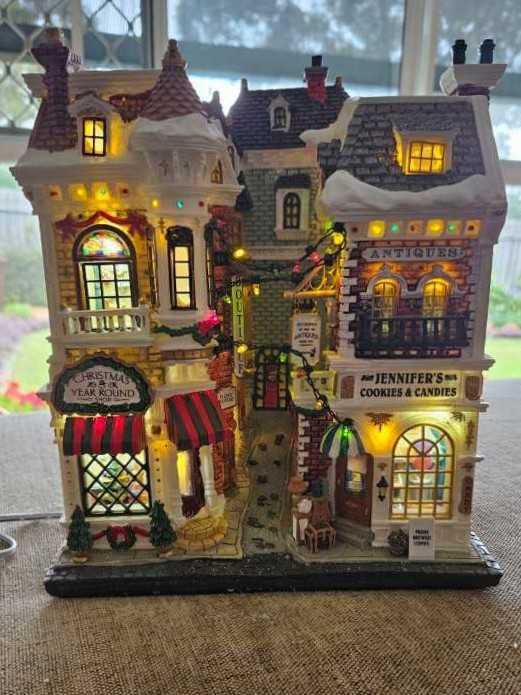 Village Shops (Jennifer) - Caddington (Facade) ornament collectible [Barcode 728162450944] - Main Image 2