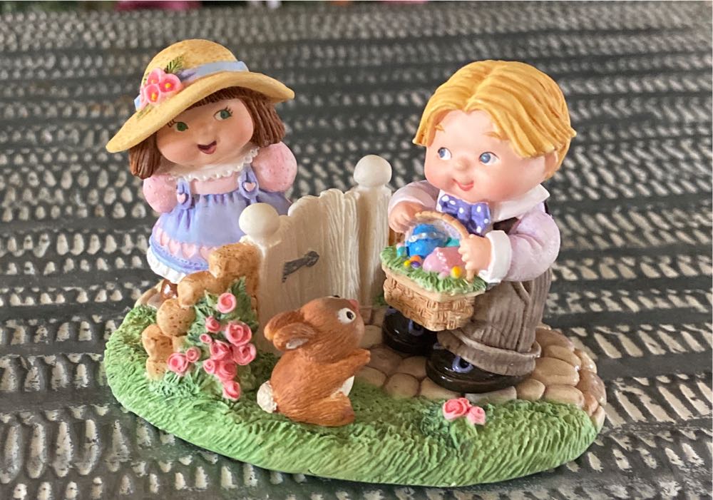 Bashful Friends - Merry Miniatures (Bashful Friends) ornament collectible [Barcode 015012481532] - Main Image 3