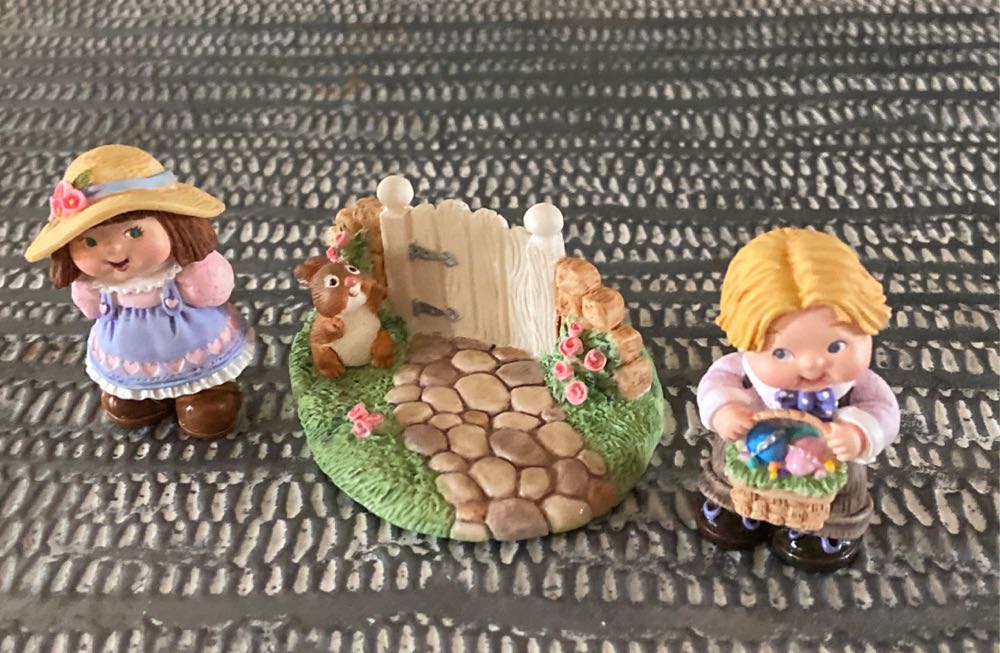 Bashful Friends - Merry Miniatures (Bashful Friends) ornament collectible [Barcode 015012481532] - Main Image 4