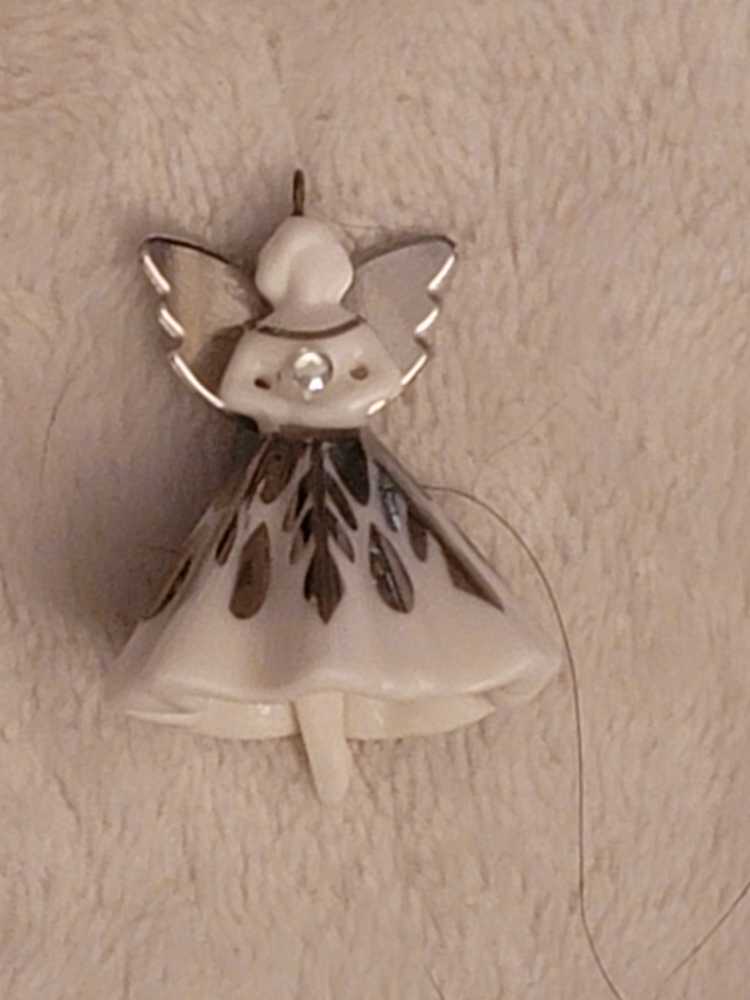 Snowflake Angel - Hallmark Miniature (Hallmark Keepsake Miniature) ornament collectible [Barcode 763795675715] - Main Image 3