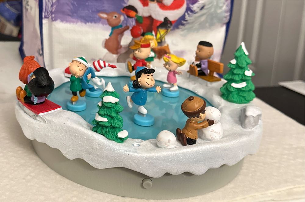 Peanuts Gang Ice Skating Figurines - The Peanuts Gang (The Peanuts Gang) ornament collectible [Barcode 763795761128] - Main Image 4