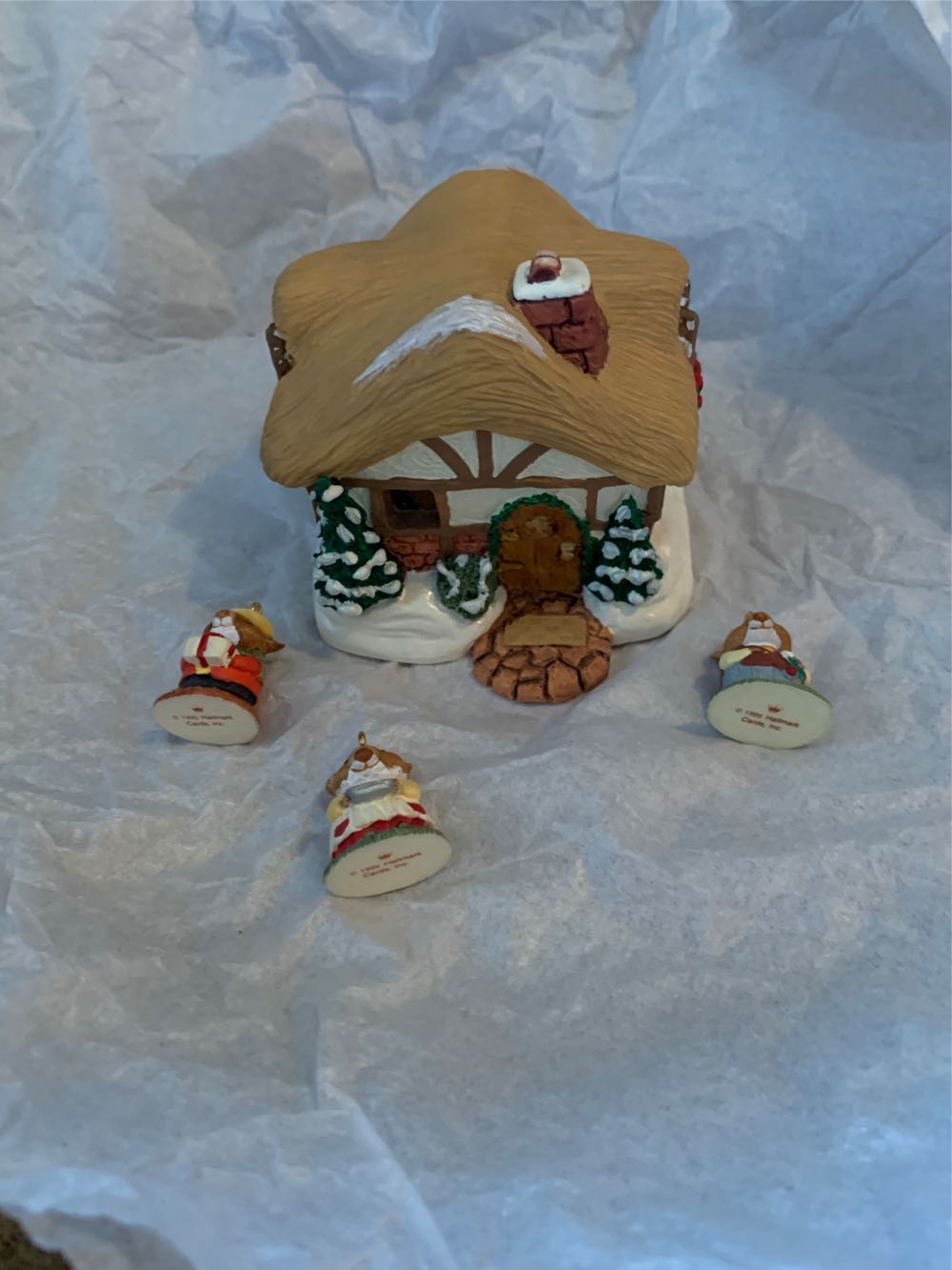 A Moustershire Christmas Special Edition - A Mousetershire Christmas (Christmas Cottage) ornament collectible [Barcode 015012181302] - Main Image 3