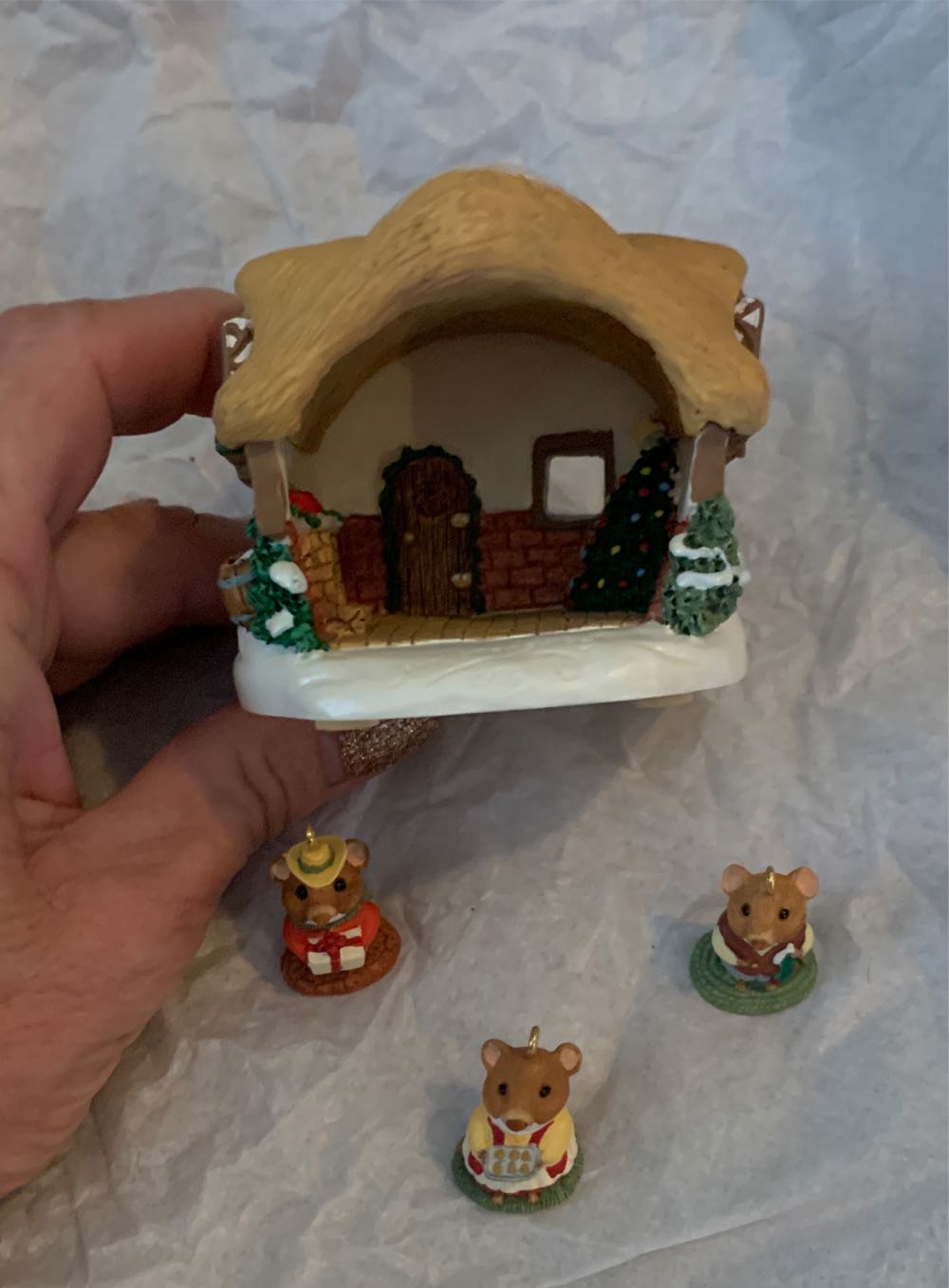 A Moustershire Christmas Special Edition - A Mousetershire Christmas (Christmas Cottage) ornament collectible [Barcode 015012181302] - Main Image 4