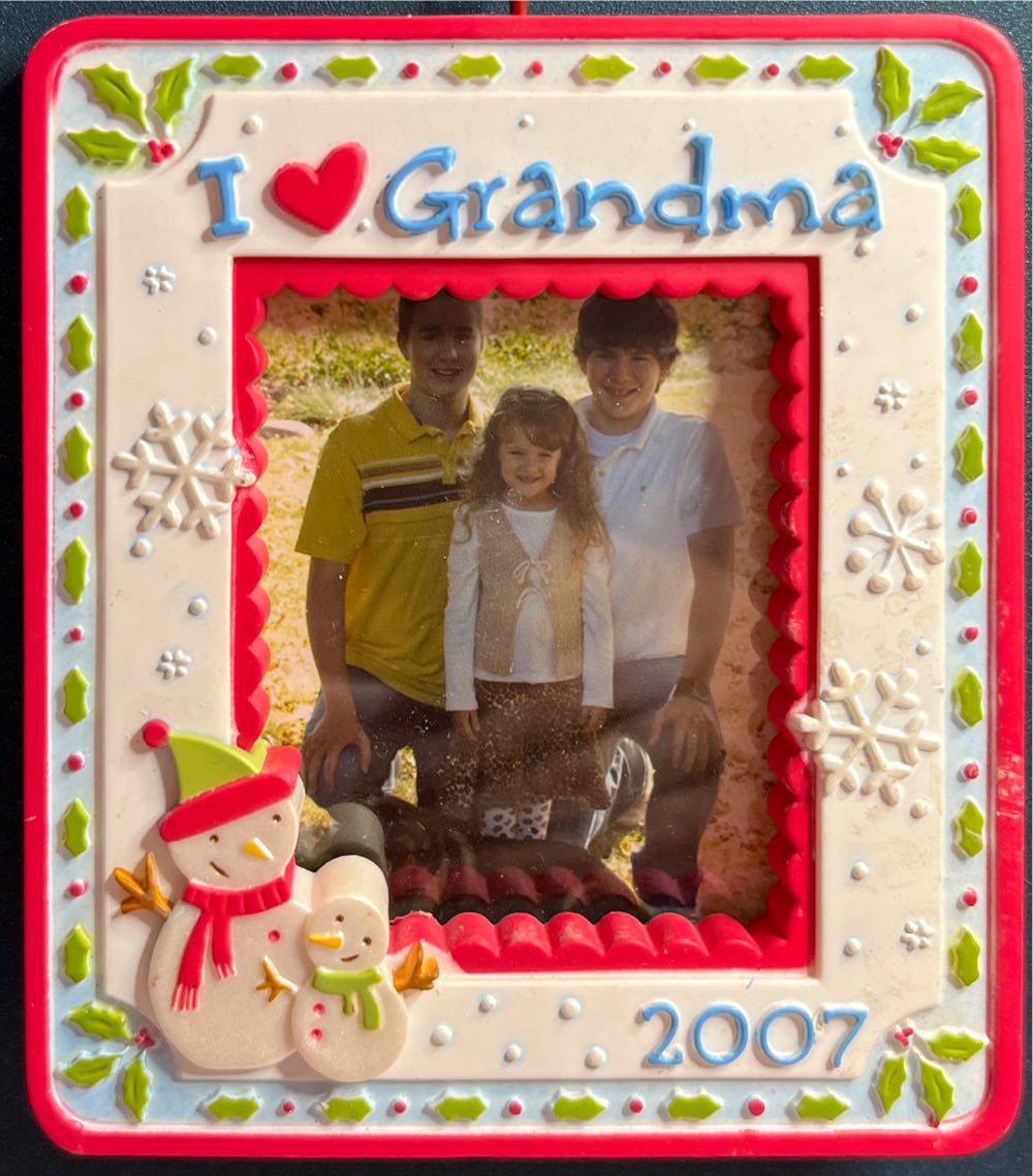 Hallmark I Love Grandma Keepsake Ornament Qxg6199 - Grandma (Picture Ornament) ornament collectible [Barcode 015012990546] - Main Image 3