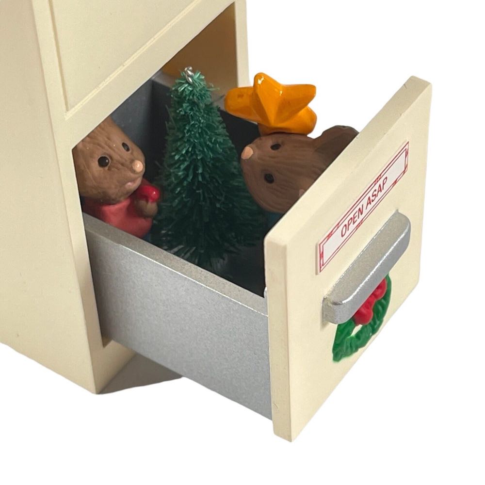 Open-and-Shut Holiday - MOUSE (Office) ornament collectible [Barcode 015012107500] - Main Image 3