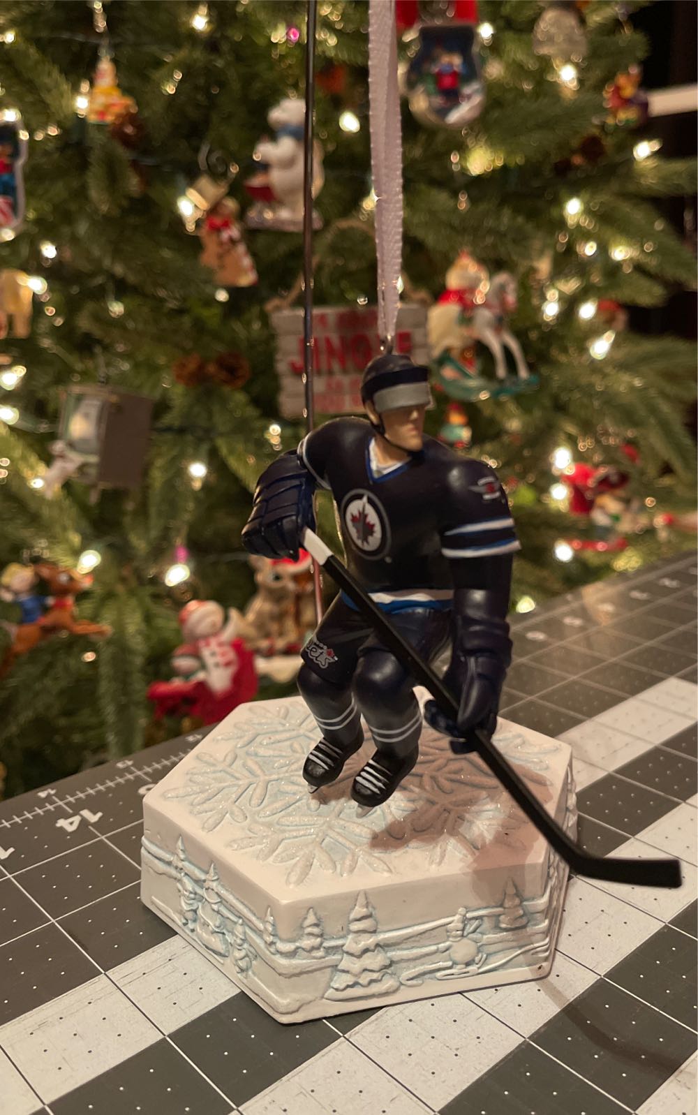 Winnipeg Jets Hockey Player - NHL Collection (Winnepeg Jes) ornament collectible - Main Image 4