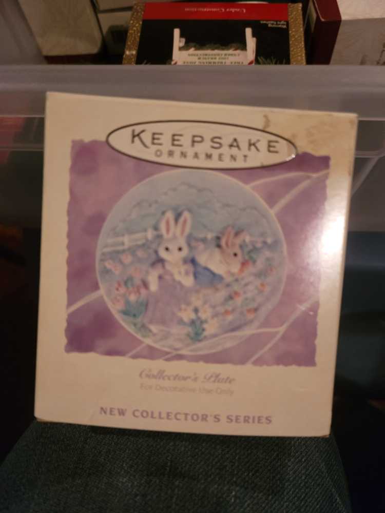 Easter Collection Collector’s Plate #1 Gathering Sunny Memories - Collector’s Plate (Easter) ornament collectible [Barcode 015012142068] - Main Image 2