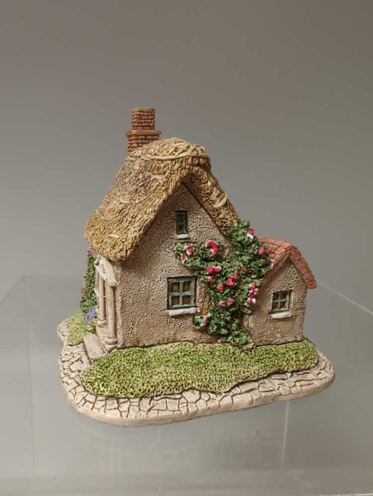 The Spinney - Lilliput Lane (Lilliput Lane Collector’s Club Worldwide) ornament collectible [Barcode 5021933003109] - Main Image 4