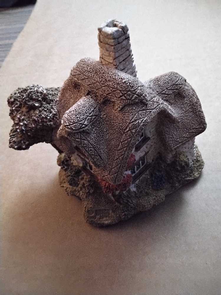 Beehive Cottage  ornament collectible - Main Image 2