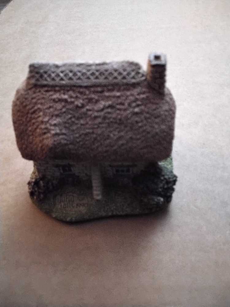 Wten Cottage  ornament collectible - Main Image 2