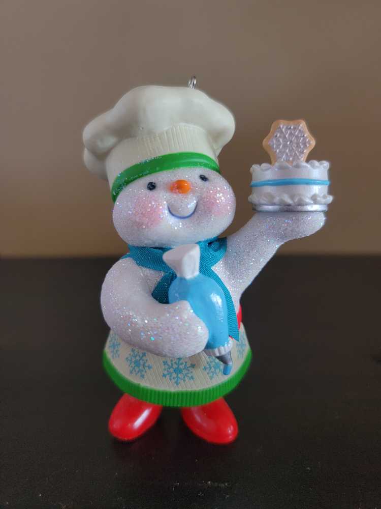 Sweet Snowman Baker - Snowmen (2021 Member Exclusive) ornament collectible - Main Image 2