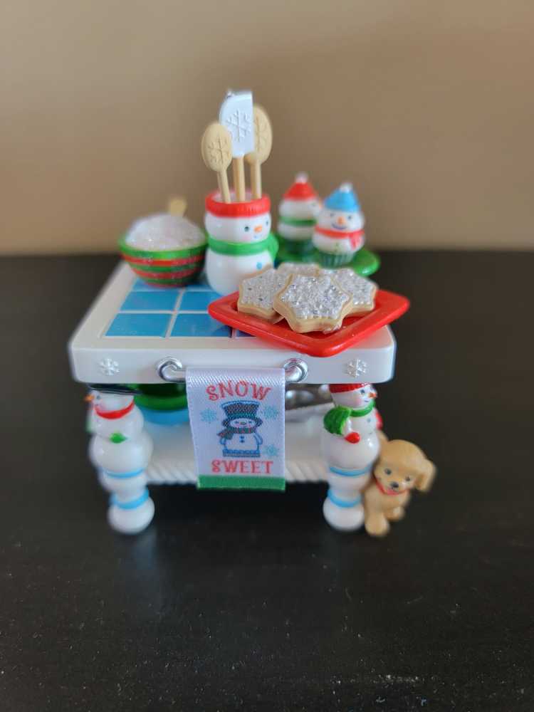 That’s Snow Sweet -2021 - Making Memories Series (Baker’s Items) ornament collectible - Main Image 2