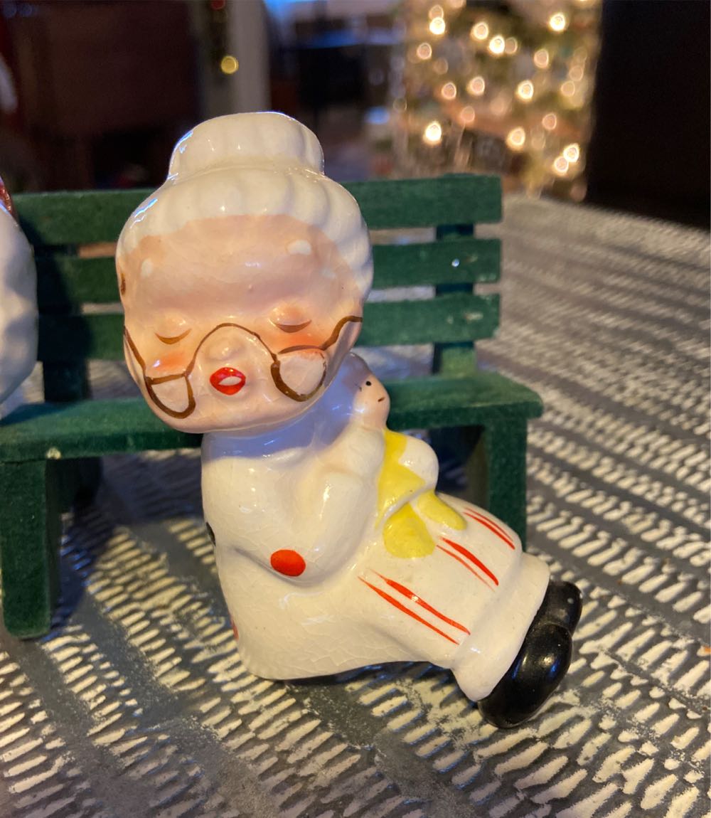 Christmas. Salt & Pepper. Mr & Mrs Claus.  ornament collectible - Main Image 3