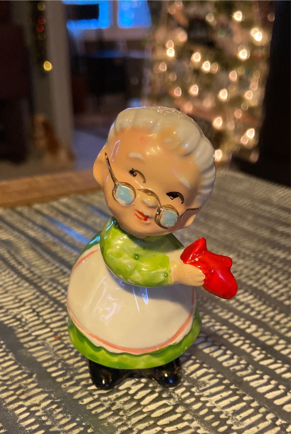 Christmas. Salt & Pepper. Mr & Mrs Claus.  ornament collectible - Main Image 3