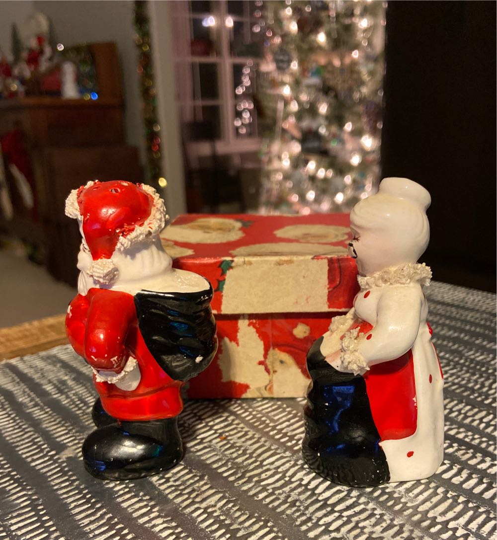 Christmas. Salt & Pepper. Mr & Mrs Claus.  ornament collectible - Main Image 2