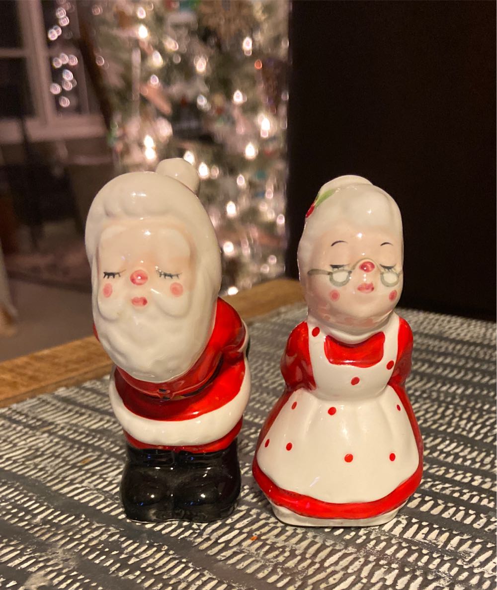 Christmas. Salt & Pepper. Mr & Mrs Claus.  ornament collectible - Main Image 2