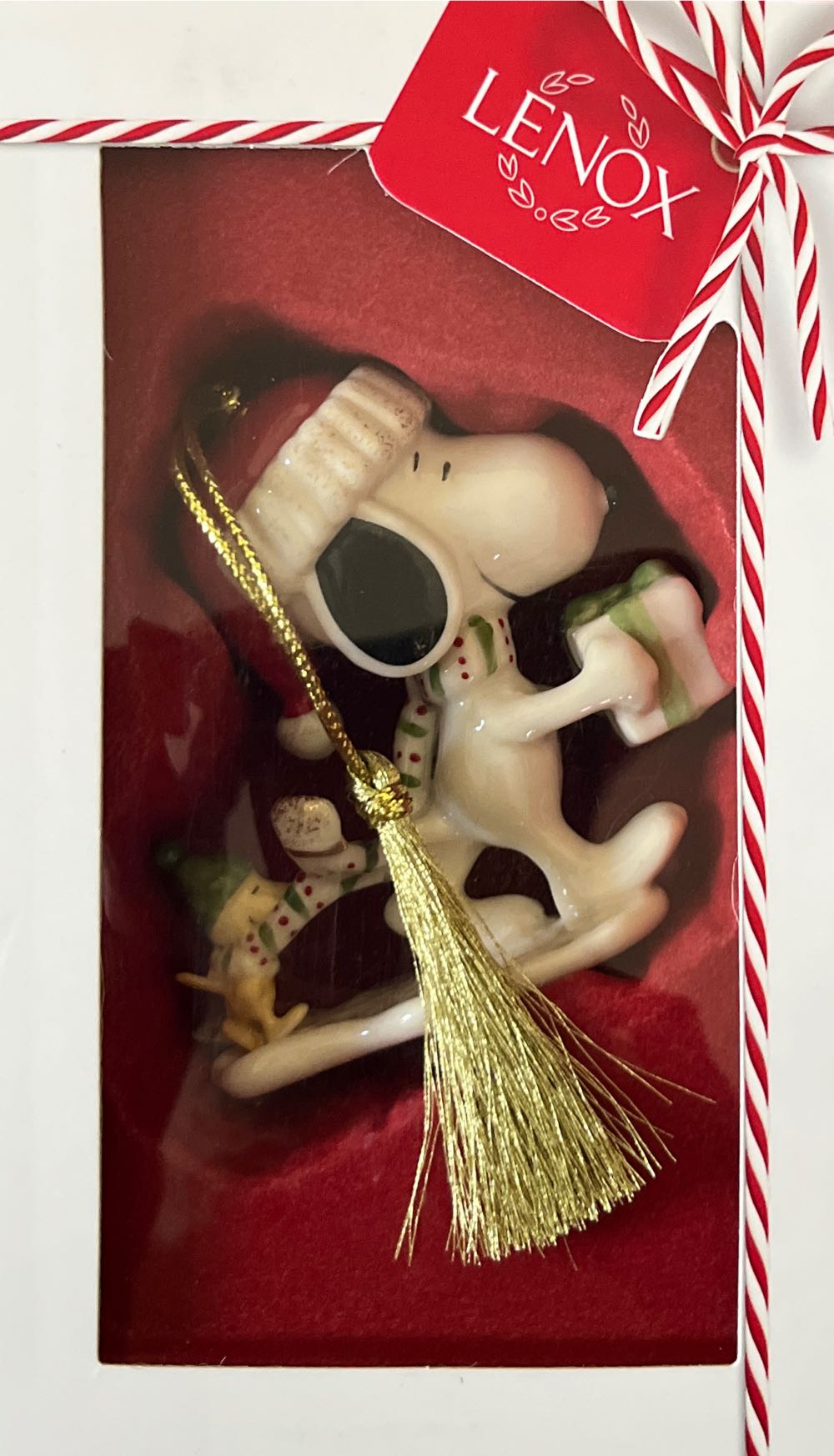 Snoopy’s Holiday Gift  (Peanuts) ornament collectible [Barcode 882864752949] - Main Image 2