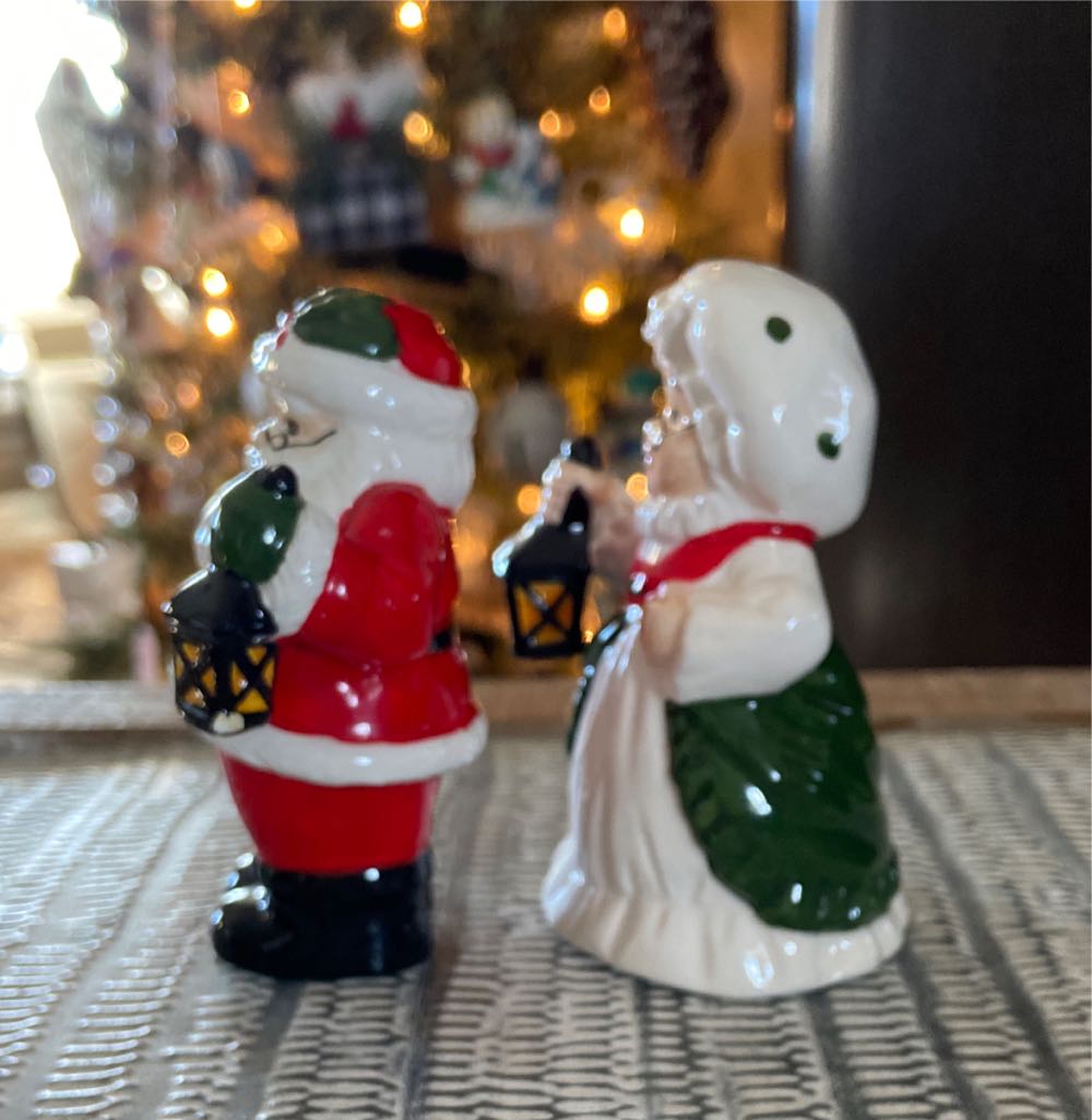 Christmas. Salt & Pepper. Mr & Mrs Claus.  ornament collectible - Main Image 2