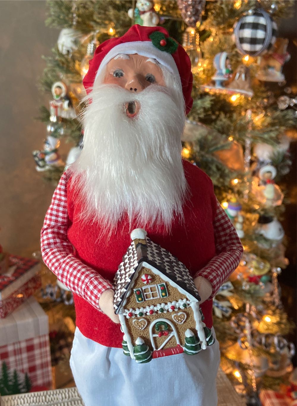 Byers Choice Ltd. Man With Gingerbread. 2013.  ornament collectible - Main Image 2