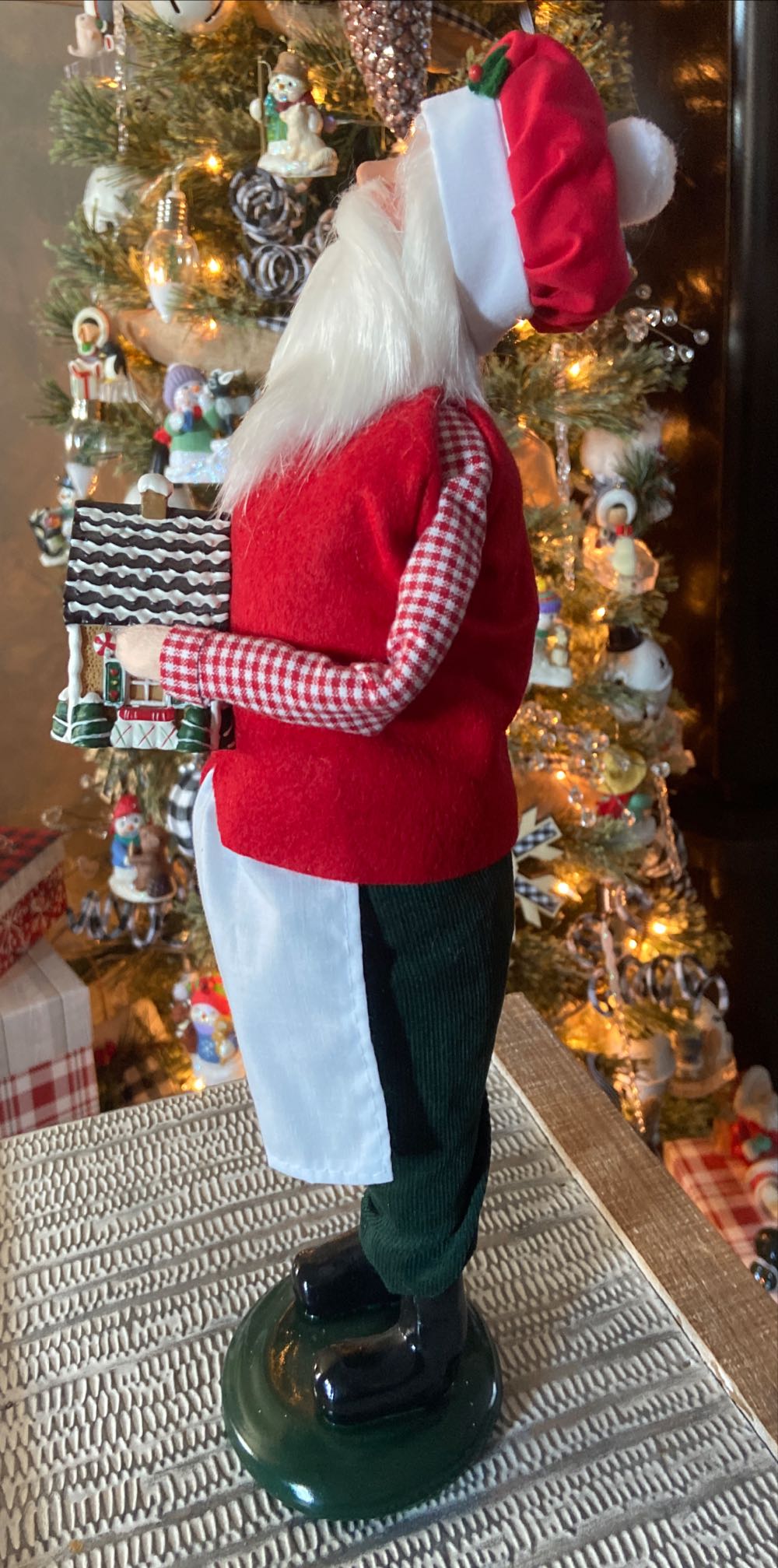 Byers Choice Ltd. Man With Gingerbread. 2013.  ornament collectible - Main Image 3