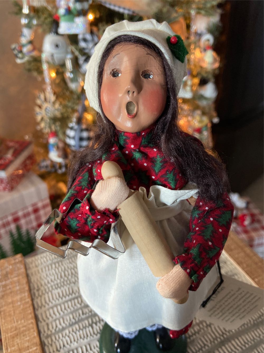 Byers Choice Ltd. Baking Cookies. 2003.  ornament collectible - Main Image 2