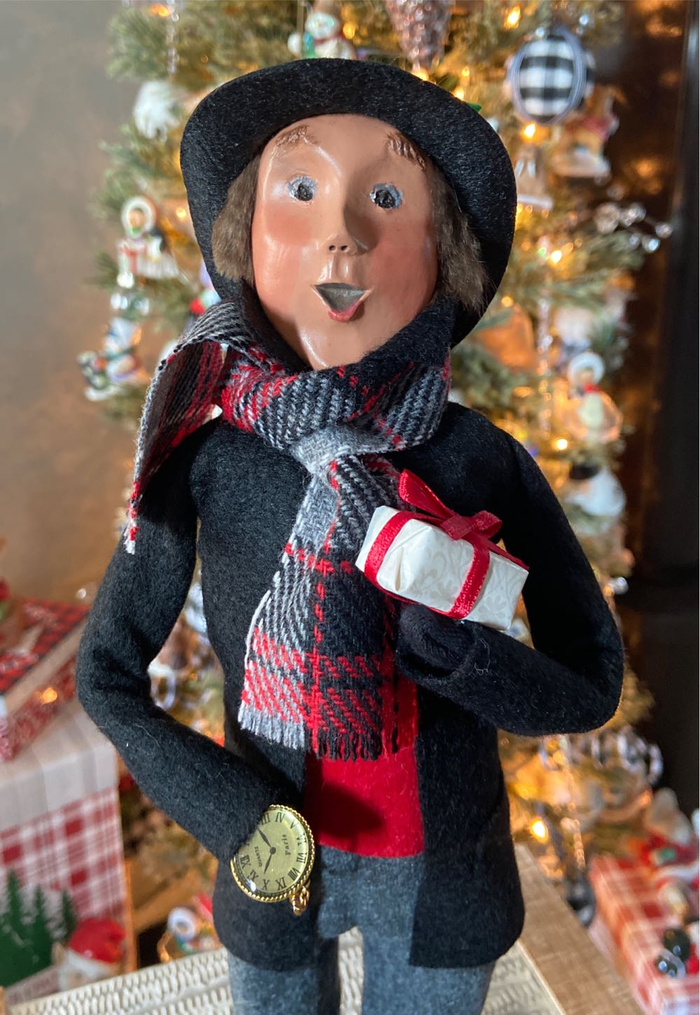 Byers Choice Ltd. Franklin Man Shopper. 2018.  ornament collectible - Main Image 2