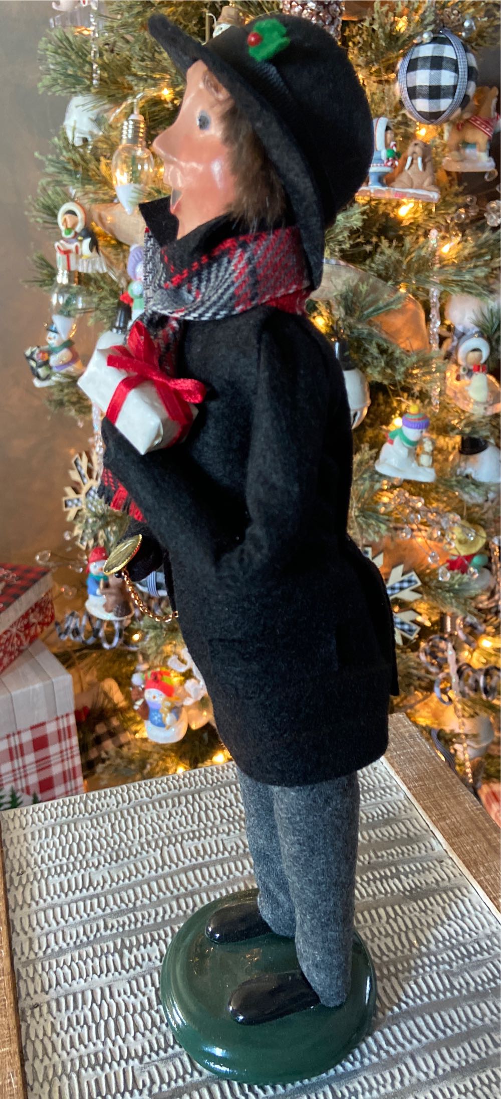 Byers Choice Ltd. Franklin Man Shopper. 2018.  ornament collectible - Main Image 3