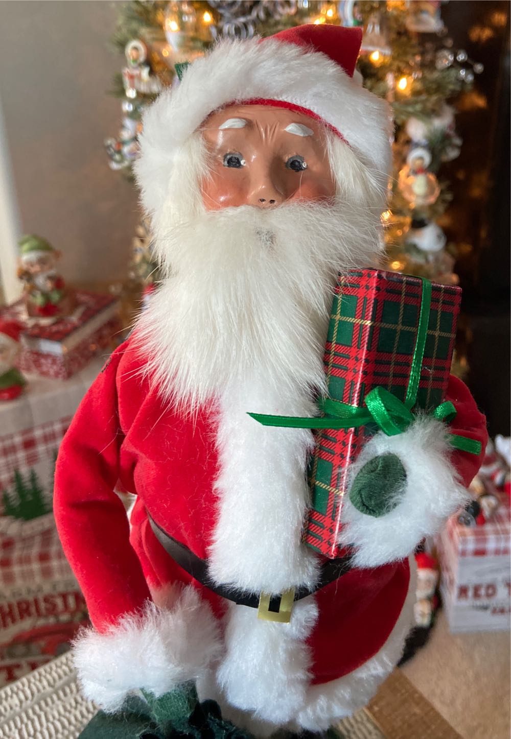 Byers Choice Ltd. Santa With Gift And Sack. 2016.  ornament collectible - Main Image 2