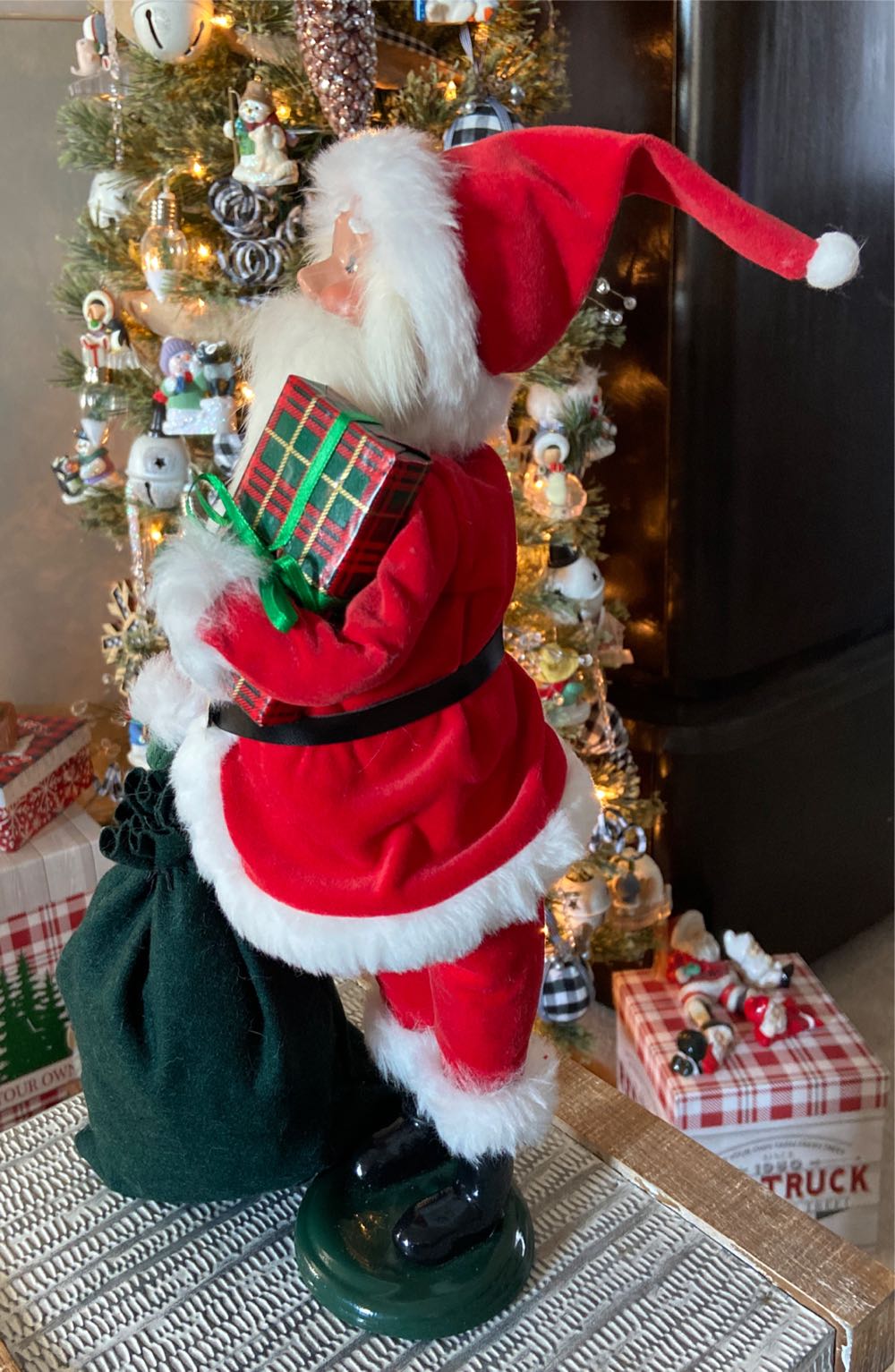 Byers Choice Ltd. Santa With Gift And Sack. 2016.  ornament collectible - Main Image 3