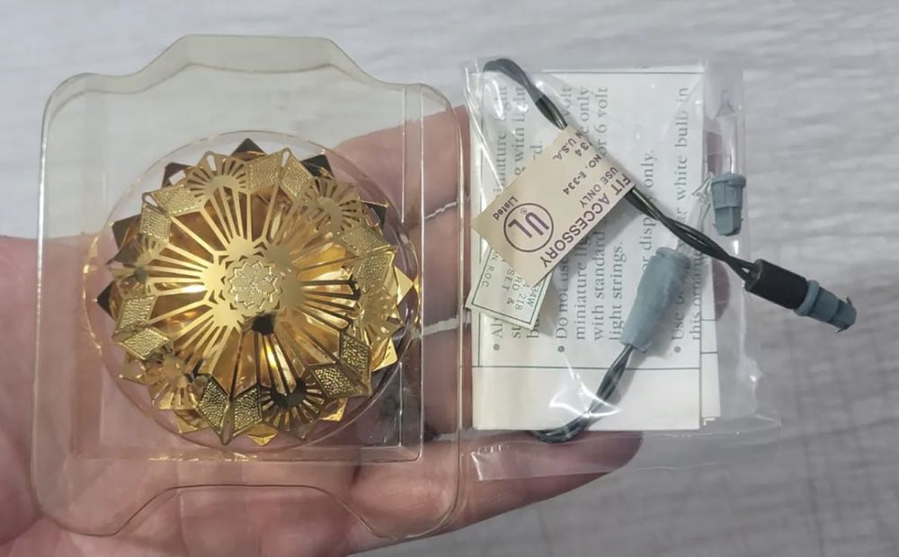 Lacy Brass Snowflake - Hallmark Keepsake (MAGIC: Light) ornament collectible - Main Image 4