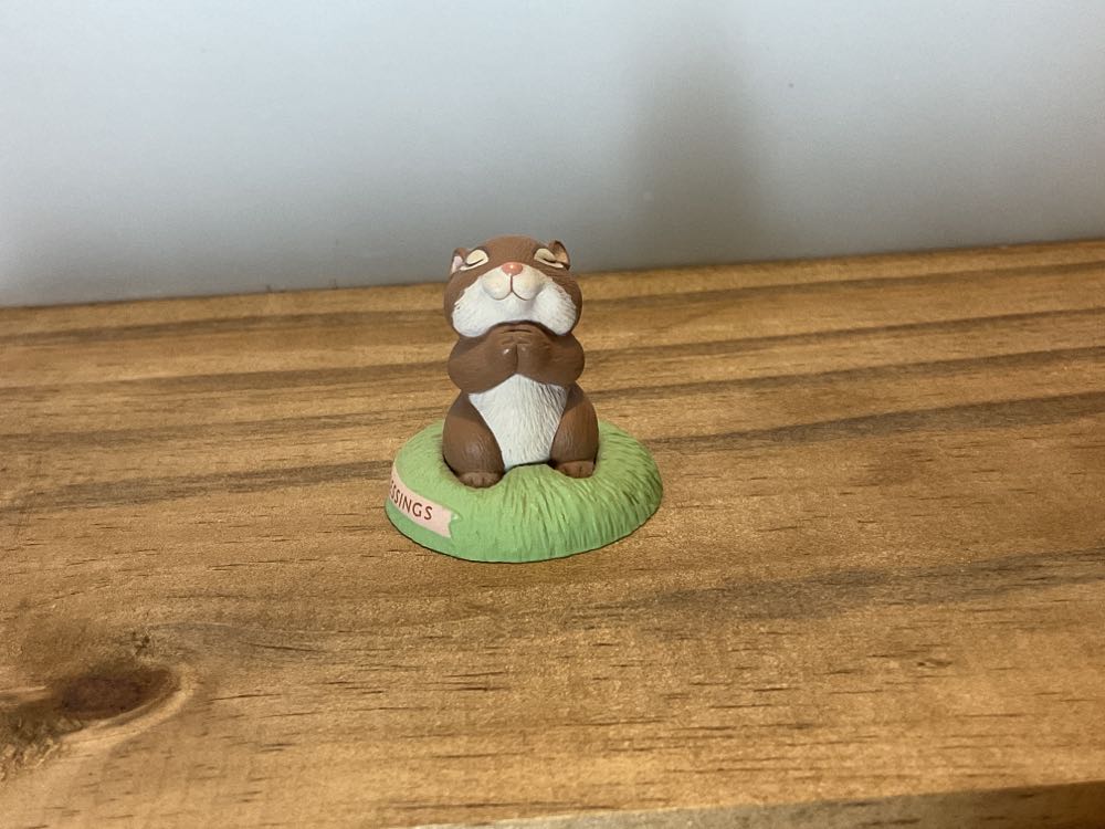 Chipmunk praying  (Thanksgiving) ornament collectible - Main Image 2
