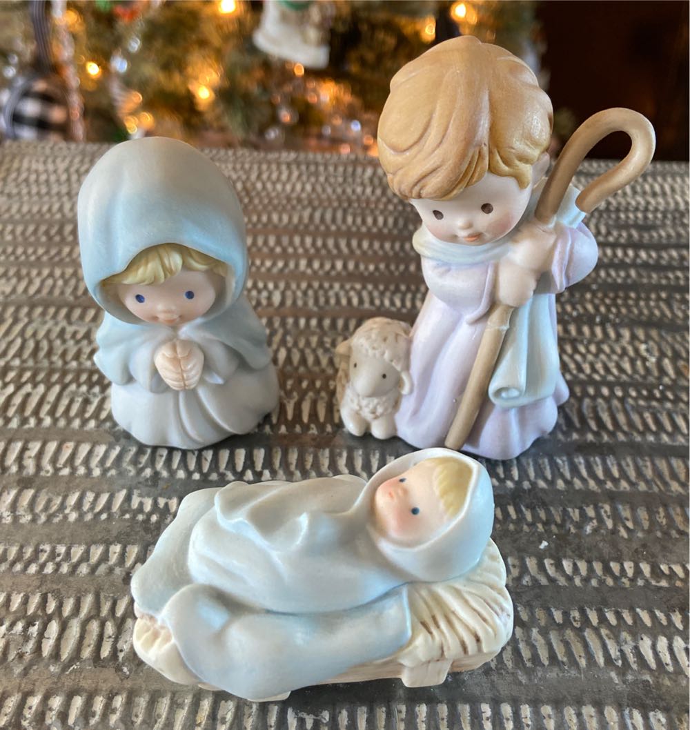 Christmas Nativity. Heavenly Blessings Nativity Collection. The Holy Family.  - Heavenly Blessings Nativity Collection (Avon: The Holy Family) ornament collectible - Main Image 2