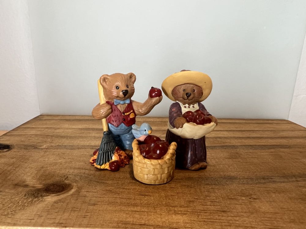 Apple Harvest - Bears  (Thanksgiving) ornament collectible - Main Image 2