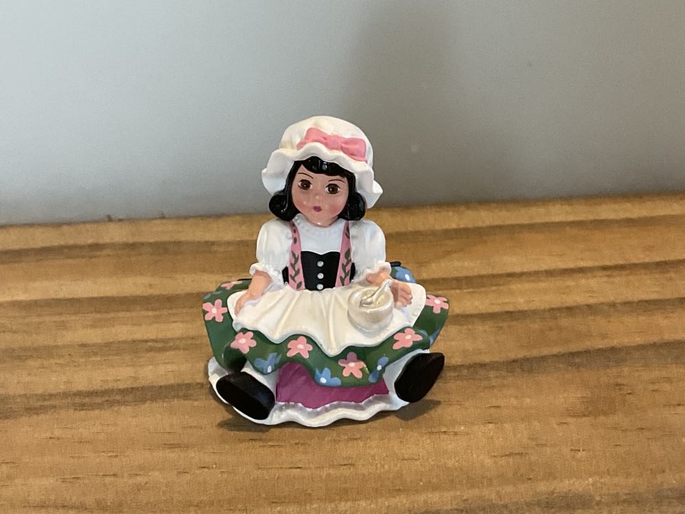 Madame Alexander Little Miss Muffet - Madame Alexander (Everyday) ornament collectible - Main Image 1